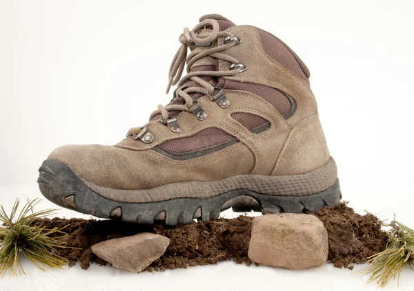 Wandelen boot op vuil en rotsen — Stockfoto