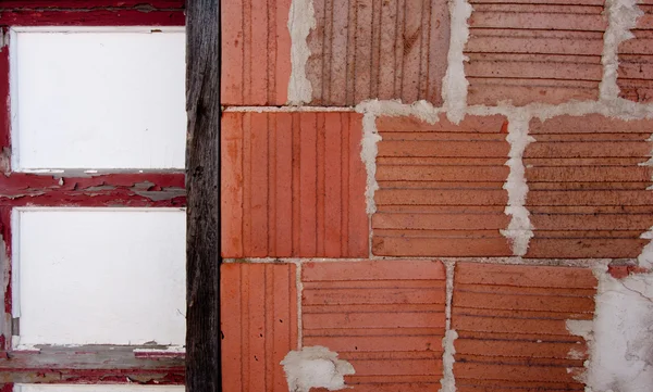 Bloque rojo y madera vieja —  Fotos de Stock
