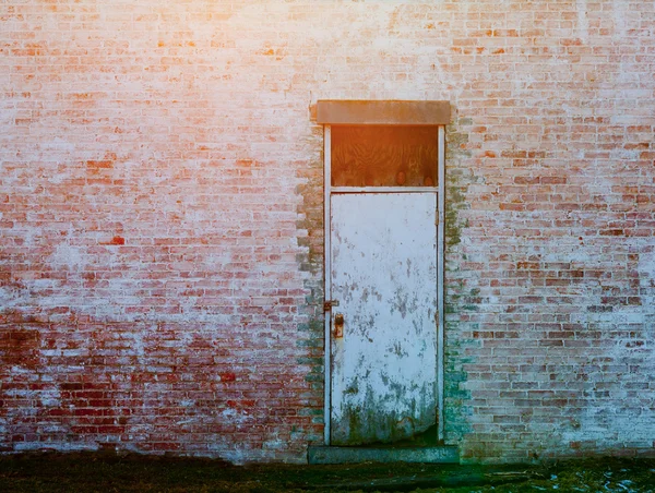 Casa y puerta de hormigón coloreado —  Fotos de Stock