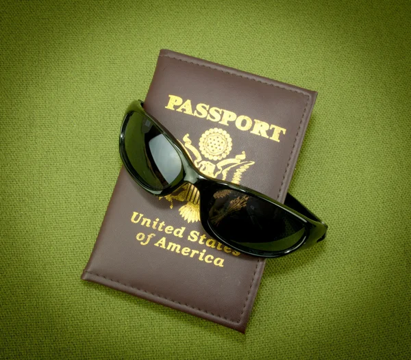 Διαβατήριο και γυαλιά ηλίου — Φωτογραφία Αρχείου