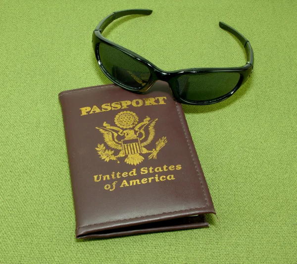 Διαβατήριο και μαύρα γυαλιά ηλίου — Φωτογραφία Αρχείου