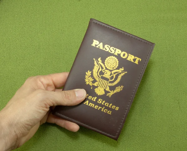 Pasaporte en mano — Foto de Stock