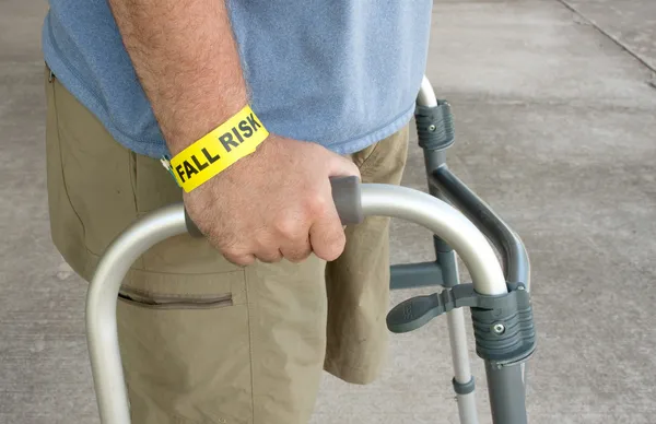 残障的男子戴着一个秋天风险手镯 免版税图库照片
