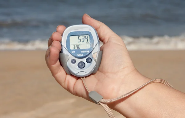 Stappenteller uitoefenen op het strand — Stockfoto