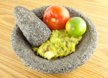 molcajete harç kase ve havaneli guacamole ve ingre dolu