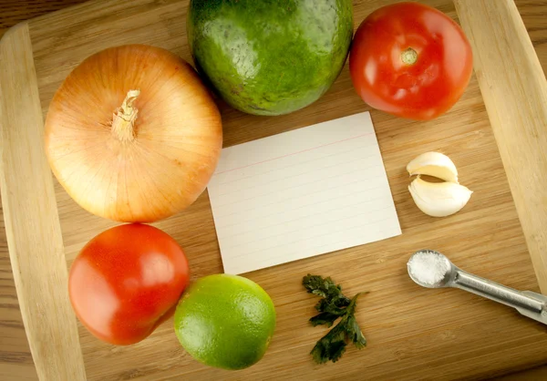 Placa de corte com legumes e ingredientes com receita em branco — Fotografia de Stock