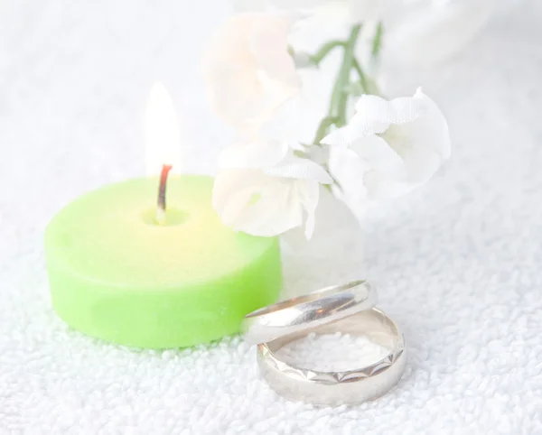 Pair Of Wedding Rings With Lit Green Candle — Stock Photo, Image