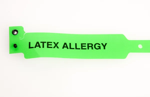 Latex-Allergie-Armband isoliert auf weiß — Stockfoto