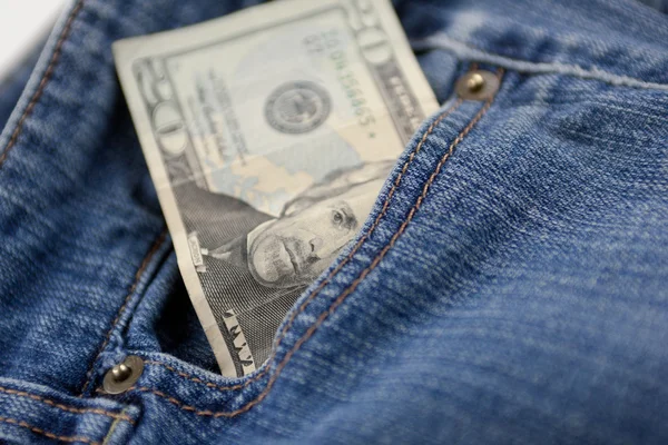 Dinheiro no bolso dianteiro — Fotografia de Stock