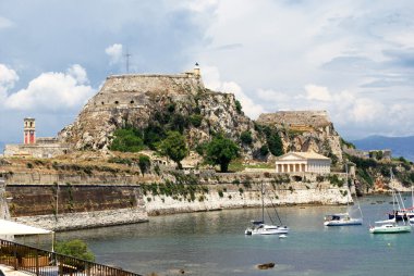 Yunan tapınağı ve Korfu Adası'nda eski kale