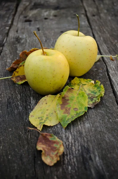 Яблука на дерев'яному фоні — стокове фото