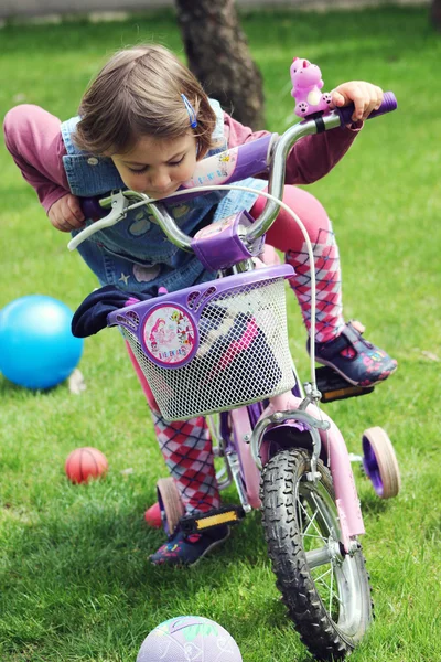 Flicka på cykel — Stockfoto