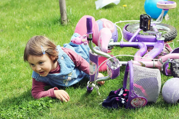 Mädchen stürzte vom Fahrrad — Stockfoto