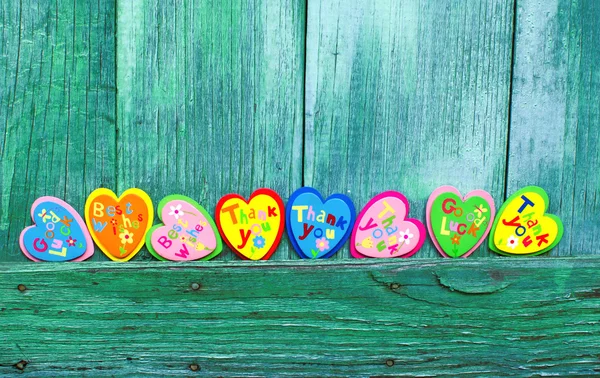 Ahşap zemin üzerinde dekoratif Kalpler — Stok fotoğraf