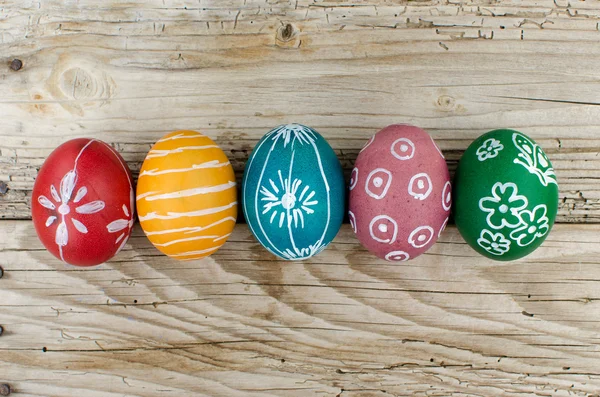 木制背景的复活节彩蛋 — 图库照片