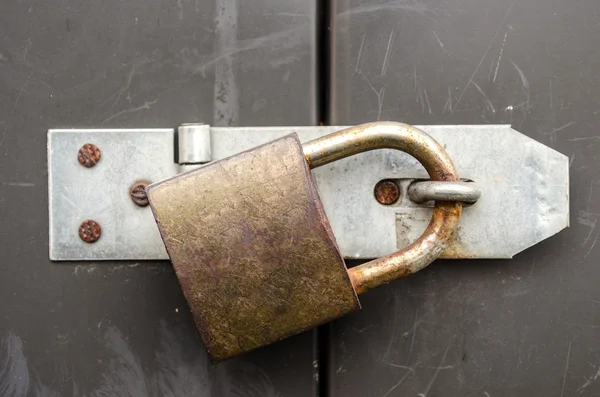 Iron lock and chain on an old door — Stock Photo, Image