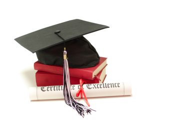beyaz zemin üzerinde kap ve diploma ile kitap yığını
