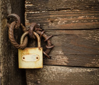 Tahta kapıdaki eski asma kilit.