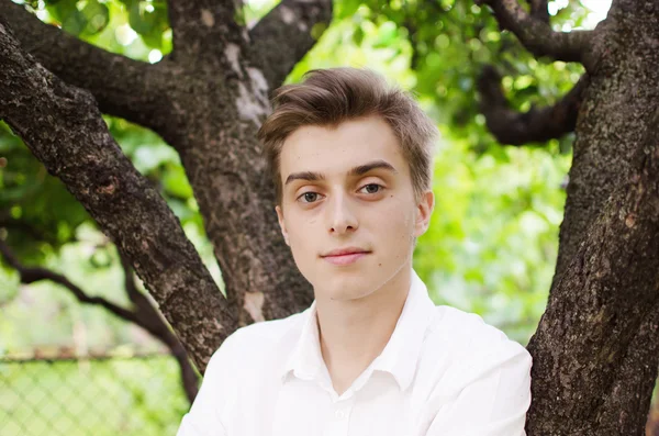 Jovem homem bonito ao ar livre em roupas de outono com primavera natural — Fotografia de Stock