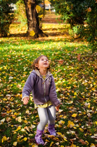 Herbstspaß, glückliches Kind — Stockfoto