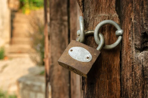 Old padlock on a wooden door — Stock Photo, Image