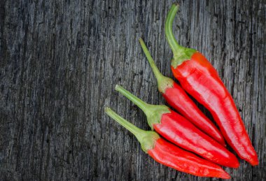 eski bir ahşap zemin üzerinde kırmızı pul biber