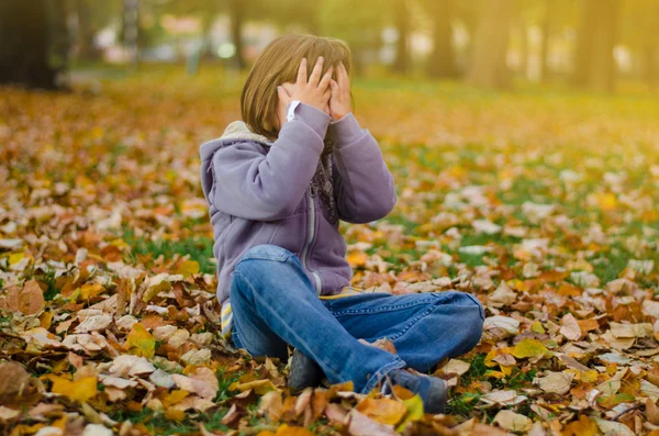 Menina jogando esconder e procurar no parque — Fotografia de Stock
