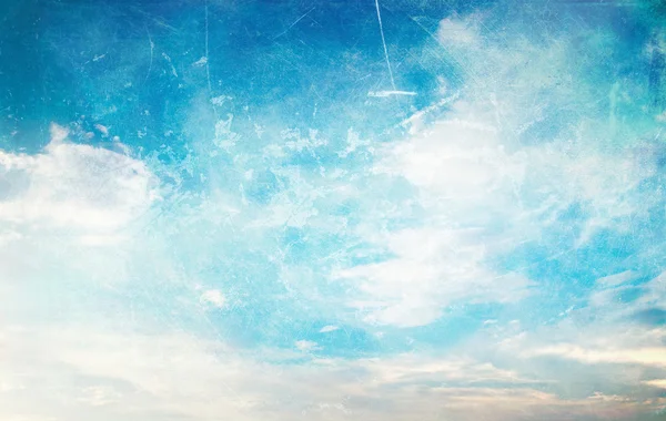 青い空に白いふわふわの雲 — ストック写真