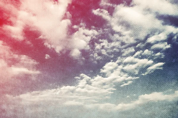 Μπλε ουρανός με λευκά φουσκωτά σύννεφα — Φωτογραφία Αρχείου