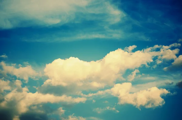Небо (перекрестно обработанные цвета) ) — стоковое фото