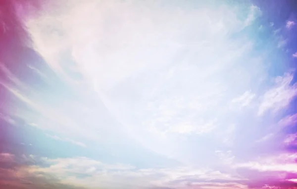 Nube blanca en el cielo azul — Foto de Stock