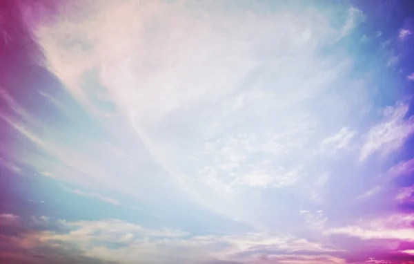 Mavi gökyüzünde beyaz bulut — Stok fotoğraf