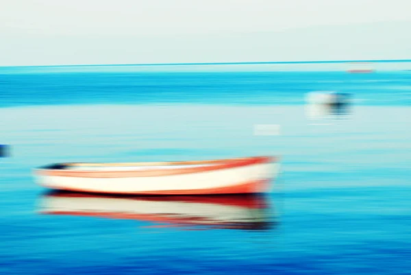 Boats on lake and the horizon, motion blur — Stock Photo, Image