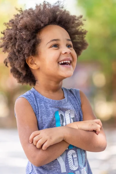 幸せなアフリカ系アメリカ人の子供の女の子笑顔 — ストック写真