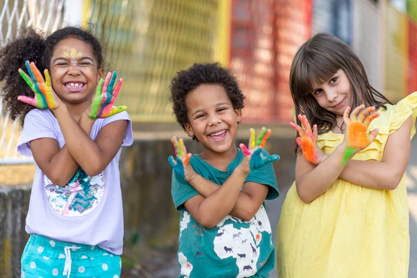 Grupo Alegres Niños Multiculturales Mostrando Las Manos Pintadas —  Fotos de Stock