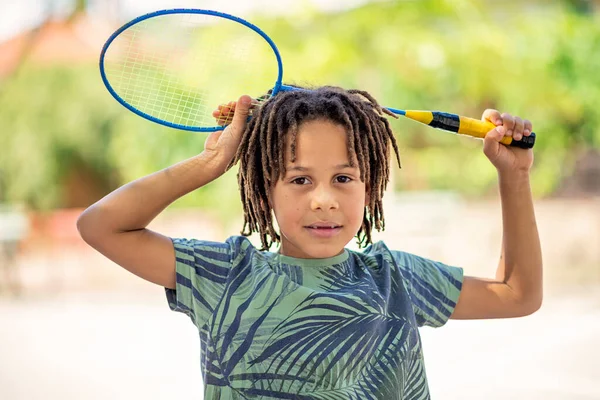 Fechar Bonito Pouco Preto Americano Menino Segurando Badminton Raquete Livre — Fotografia de Stock