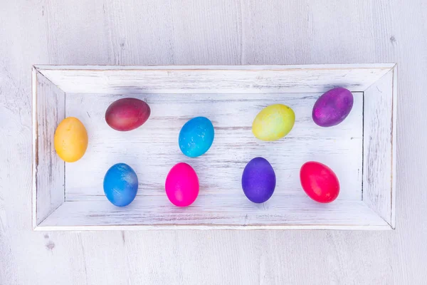 Huevos Pascua Coloridos Sobre Fondo Madera Blanca —  Fotos de Stock