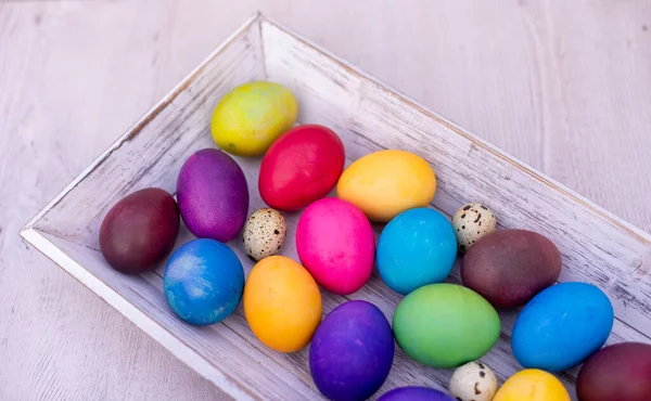 Œufs Pâques Colorés Sur Fond Bois Blanc — Photo