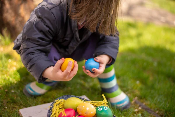Primer Plano Las Manos Del Niño Coloridos Huevos Pascua Una —  Fotos de Stock
