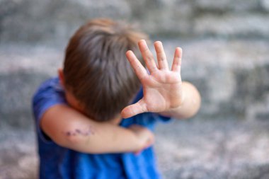 Çocuk şiddeti ve suistimal konsepti. Çocuk kendini korumak için el kaldırıyor..