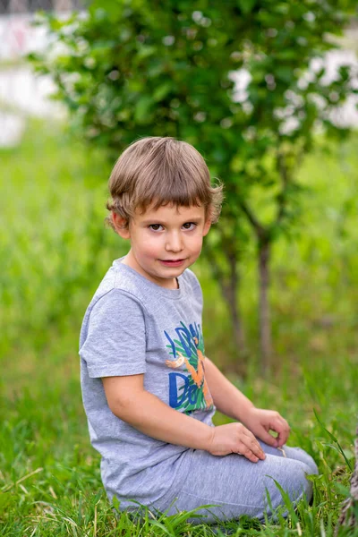 Litet Barn Sitter Gräset — Stockfoto