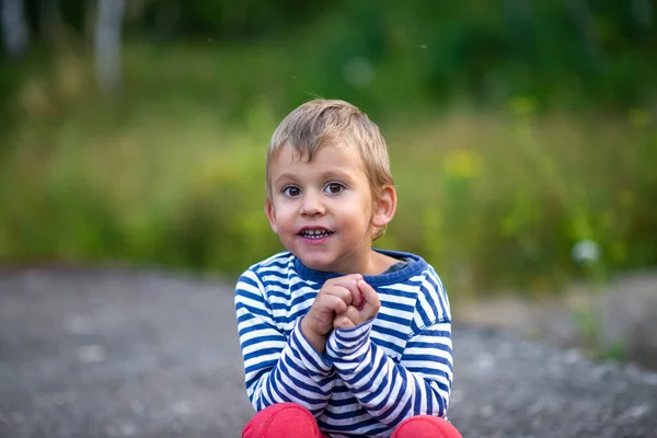 Närbild Porträtt Liten Pojke Som Leker Skogen — Stockfoto