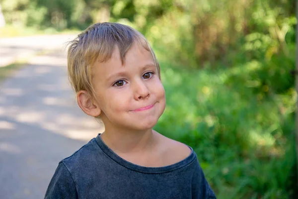 Söt Liten Pojke Gör Roliga Ansikten — Stockfoto