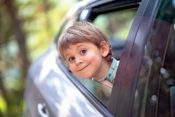 Niño Pequeño Con Cabeza Inclinada Través Ventana Abierta Coche —  Fotos de Stock