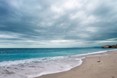 Tropik kumsal ve mavi gökyüzü, fırtınadan önce deniz.