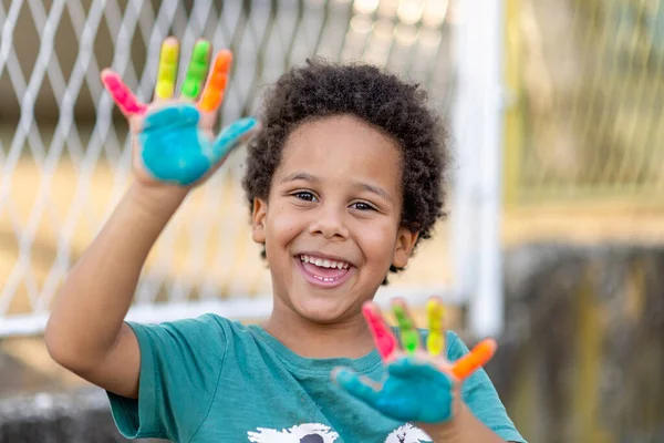 Vacker Glad Pojke Med Målade Händer — Stockfoto