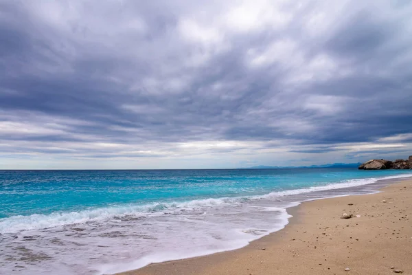 熱帯砂のビーチと青い空嵐の前の海 — ストック写真