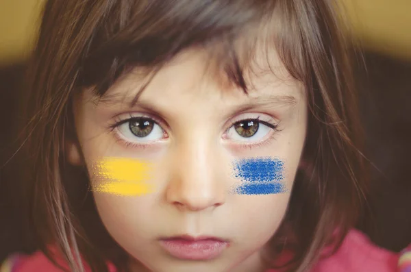 Sign Ukrainian Flag Child Cheek Ukrainian Geopolitics Globe Crisis Close — Stock Photo, Image