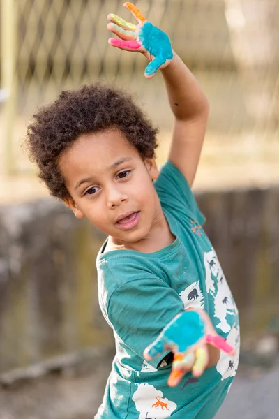 Vacker Glad Pojke Med Målade Händer — Stockfoto