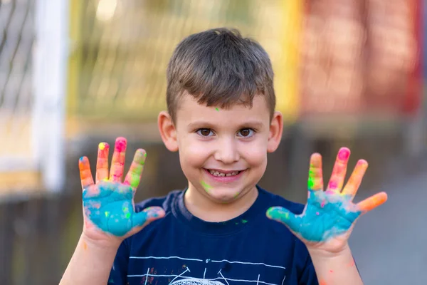 Belo Menino Feliz Com Mãos Pintadas — Fotografia de Stock